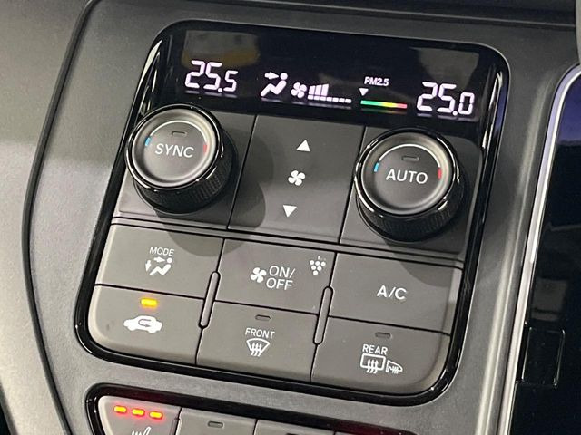 【オートエアコン】一度お好みの温度に設定すれば、車内の温度を検知し風量や温度を自動で調整。暑い&hellip;寒い&hellip;と何度もスイッチ操作をする必要はありません。快適な車内空間には必須の機能ですね♪