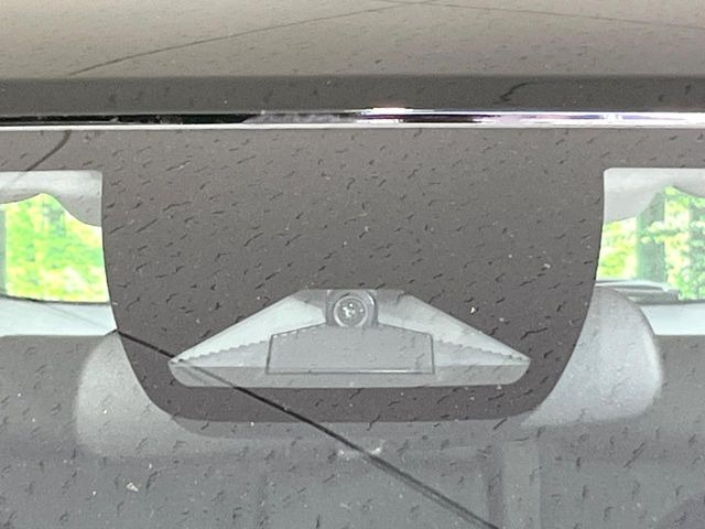 【ホンダセンシング】走行中に前方の車両等を認識し、衝突しそうな時は警報とブレーキで衝突回避と被害軽減をアシスト。より安全にドライブをお楽しみいただけます。