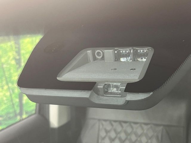 【三菱e-Assist】走行中に前方の車両等を認識し、衝突しそうな時は警報とブレーキで衝突回避と被害軽減をアシスト。より安全にドライブをお楽しみいただけます。
