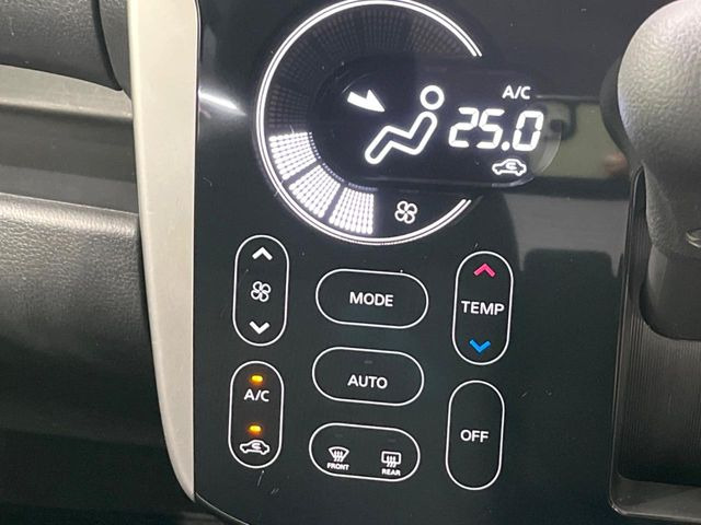 【オートエアコン】一度お好みの温度に設定すれば、車内の温度を検知し風量や温度を自動で調整。暑い&hellip;寒い&hellip;と何度もスイッチ操作をする必要はありません。快適な車内空間には必須の機能ですね♪