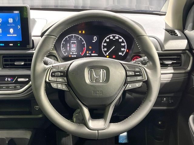 【純正革巻きステアリング】上質な革を使用することで、手にしっかり馴染みとても運転しやすいハンドルです♪
