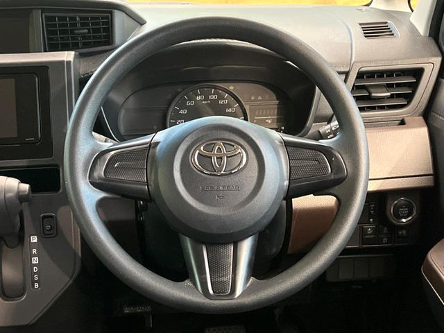 �C���e���A�ɍ��킹���f�U�C���̃X�e�A�����O�́A�^�]�������̂��Ƃ��l���A�^�]���₷���`��A�傫���ł��B�����x�A���ۂɐG���Ă��m���߂��������B