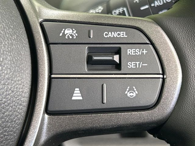 【アダプティブクルーズコントロール】高速道路での長距離走行が楽に!!自動で速度を保つクルーズコントロールが、衝突軽減システムと連携し、前方の車両を感知して車間を保つように速度調節してくれます!!
