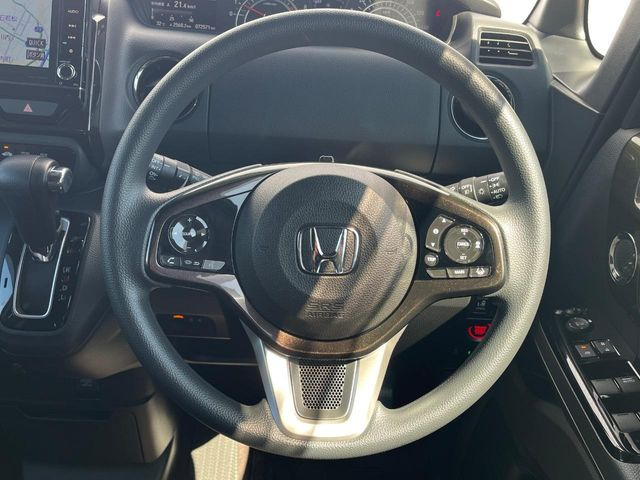 �C���e���A�ɍ��킹���f�U�C���̃X�e�A�����O�́A�^�]�������̂��Ƃ��l���A�^�]���₷���`��A�傫���ł��B�����x�A���ۂɐG���Ă��m���߂��������B