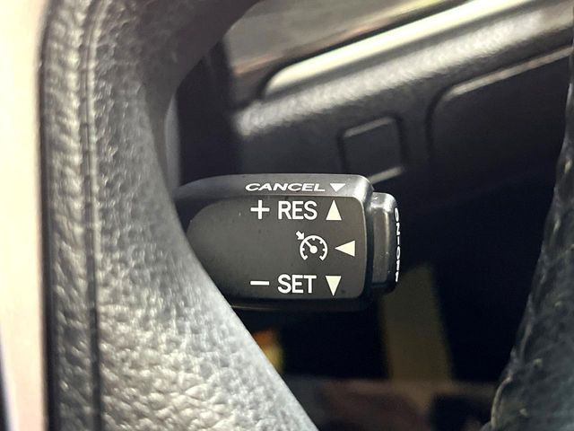 【レーダークルーズコントロール】高速道路での長距離走行が楽に!!自動で速度を保つクルーズコントロールが、衝突軽減システムと連携し、前方の車両を感知して車間を保つように速度調節してくれます!!