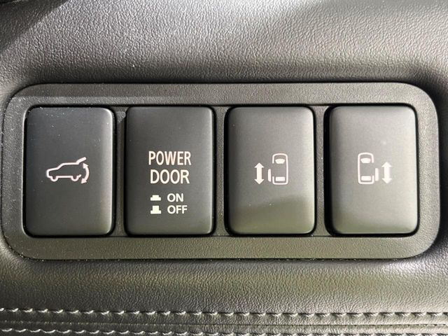 【両側パワースライドドア】スマートキーや運転席のスイッチで後席両側スライドドアの開閉が可能♪電動だから力を入れてドアを開ける必要が無く、小さなお子様でも簡単に開け閉めでき快適です♪