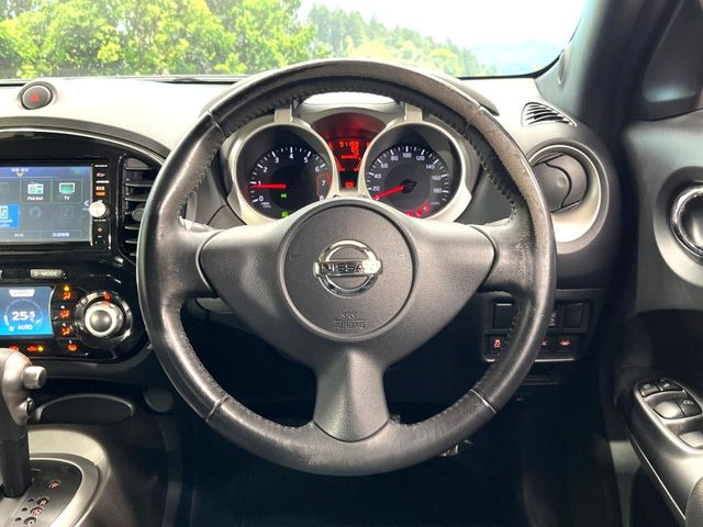 �C���e���A�ɍ��킹���f�U�C���̃X�e�A�����O�́A�^�]�������̂��Ƃ��l���A�^�]���₷���`��A�傫���ł��B�����x�A���ۂɐG���Ă��m���߂��������B
