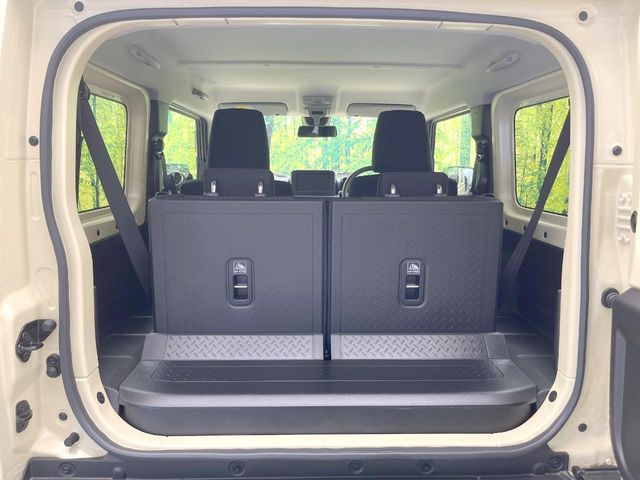 普段のお買い物や通勤、送迎等に十分な荷室スペースを確保しております。セカンドシートを倒すと、大きな荷物の積載も可能です♪
