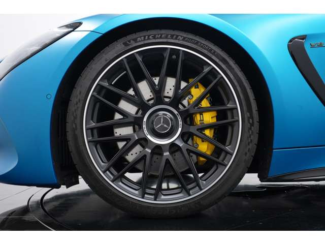 21�C���`AMG�b���A���~�z�C�[���𑕔����Ă���܂��B�������}�b�g�u���b�N�Ŏd�オ���Ă���������܂��Ă���܂��B