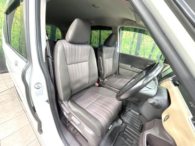 運転席シート廻りは使用感も少なく、良好な状態となっています。前オーナー様が丁寧に使っていたことがよくわかりますね。