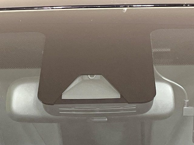 【トヨタセーフティセンス】走行中に前方の車両等を認識し、衝突しそうな時は警報とブレーキで衝突回避と被害軽減をアシスト。より安全にドライブをお楽しみいただけます。