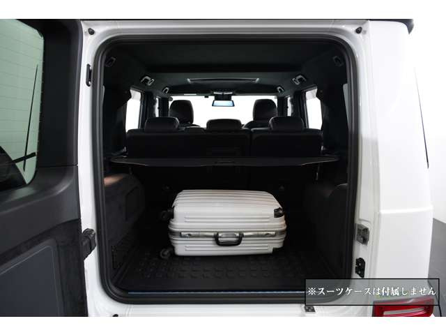 スクエアなボディ形状を活かした荷室は、四角く使いやすい空間が魅力。背の高い荷物や大きなスーツケースも無駄なく積み込めます。ゴルフやキャンプ、ご家族での旅行など、たくさんの荷物を載せたい方にぴったりです