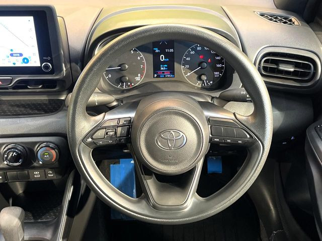�C���e���A�ɍ��킹���f�U�C���̃X�e�A�����O�́A�^�]�������̂��Ƃ��l���A�^�]���₷���`��A�傫���ł��B�����x�A���ۂɐG���Ă��m���߂��������B