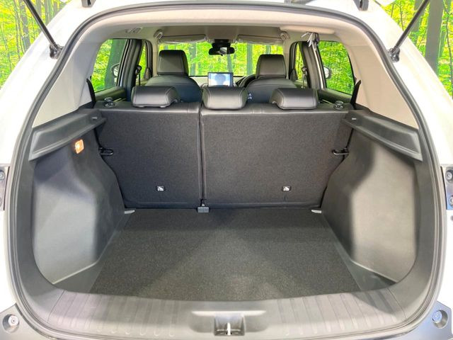 積み下ろしのしやすいデッキにはたっぷりと荷物を積み込んでいただけます。遊びから仕事まで、様々なシーンで頼れます♪