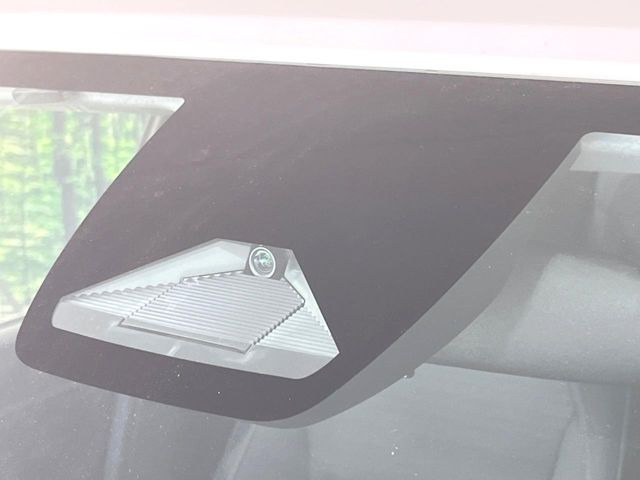 【ホンダセンシング】走行中に前方の車両等を認識し、衝突しそうな時は警報とブレーキで衝突回避と被害軽減をアシスト。より安全にドライブをお楽しみいただけます。