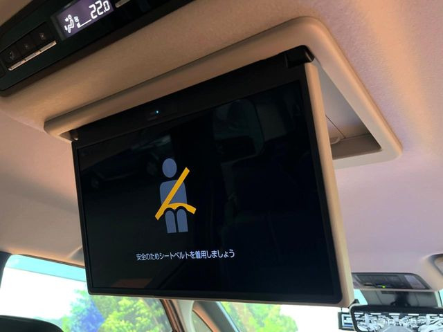 【フリップダウンモニター】大画面モニターで後席でもエンタメをお楽しみいただけます。小さなお子様にも大人気の装備です♪