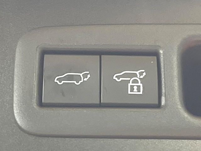 【パワーバックドア】スマートキーや運転席のボタンを押すだけでリアゲートが自動で開閉します!荷物を持っている時や、高い位置にあるバックドアを閉める際に便利な機能です♪
