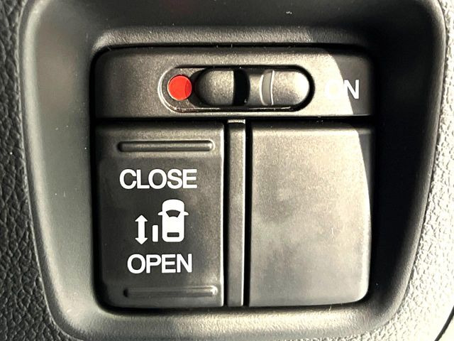 【パワースライドドア】スマートキーや運転席のスイッチでスライドドアの開閉が可能♪電動だから力を入れてドアを開ける必要が無く、小さいお子様でも、重い荷物を持っている時もラクに開け閉めできます♪