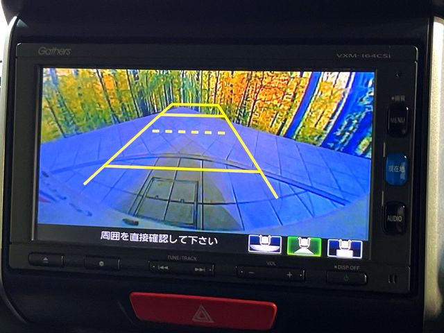 【バックカメラ】駐車時に後方がリアルタイム映像で確認できます。大型商業施設や立体駐車場での駐車時や、夜間のバック時に大活躍!運転スキルに関わらず、今や必須となった装備のひとつです!