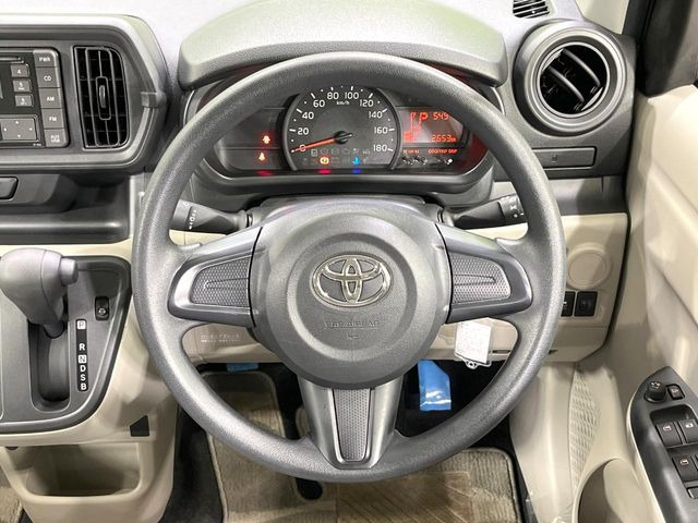 �C���e���A�ɍ��킹���f�U�C���̃X�e�A�����O�́A�^�]�������̂��Ƃ��l���A�^�]���₷���`��A�傫���ł��B�����x�A���ۂɐG���Ă��m���߂��������B
