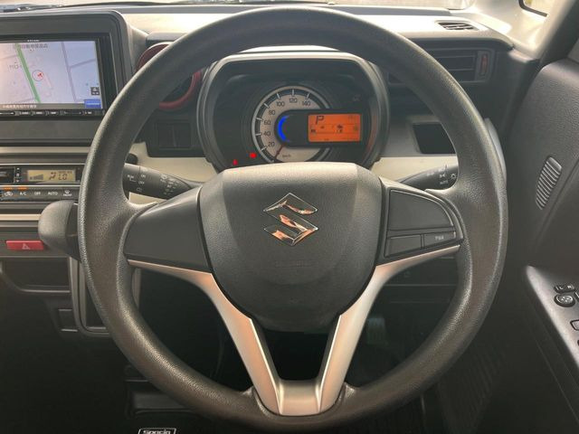 �C���e���A�ɍ��킹���f�U�C���̃X�e�A�����O�́A�^�]�������̂��Ƃ��l���A�^�]���₷���`��A�傫���ł��B�����x�A���ۂɐG���Ă��m���߂��������B