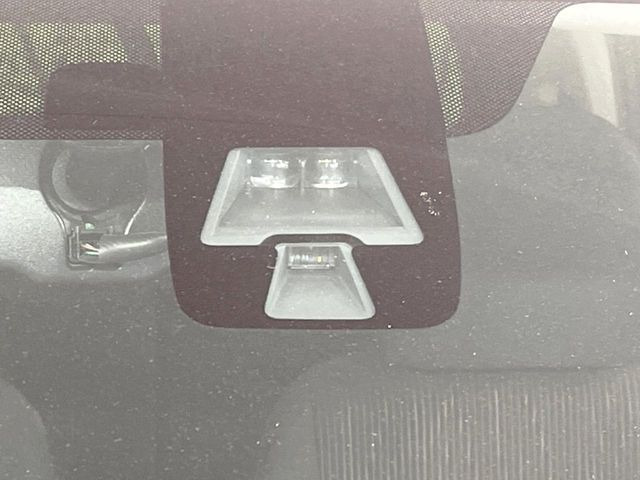 【エマージェンシーブレーキ】走行中に前方の車両等を認識し、衝突しそうな時は警報とブレーキで衝突回避と被害軽減をアシスト。より安全にドライブをお楽しみいただけます。
