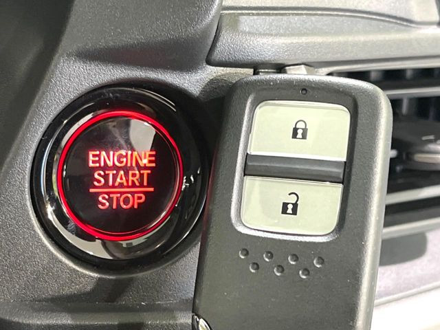 【Hondaスマートキー】カバンやポケットに入れたままでもドアの施錠・解錠が可能なスマートキーを装備。エンジンのオン・オフ時もカギを取り出す必要が無いからとっても便利です♪