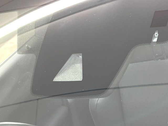 【レクサスセーフティセンス】走行中に前方の車両等を認識し、衝突しそうな時は警報とブレーキで衝突回避と被害軽減をアシスト。より安全にドライブをお楽しみいただけます。