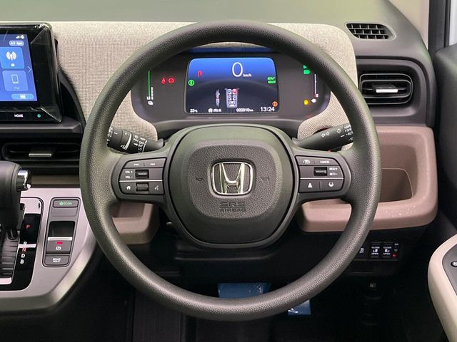 �C���e���A�ɍ��킹���f�U�C���̃X�e�A�����O�́A�^�]�������̂��Ƃ��l���A�^�]���₷���`��A�傫���ł��B�����x�A���ۂɐG���Ă��m���߂��������B
