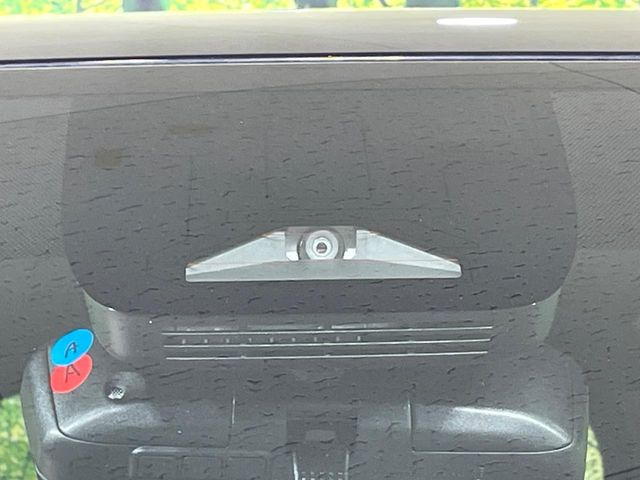 【プリクラッシュセーフティ】前方の車両等を検知し、衝突しそうな時は警報で注意を促し、ブレーキを踏む力をサポート。ブレーキを踏めなかった場合は衝突被害軽減ブレーキが作動、衝突回避をサポートします。