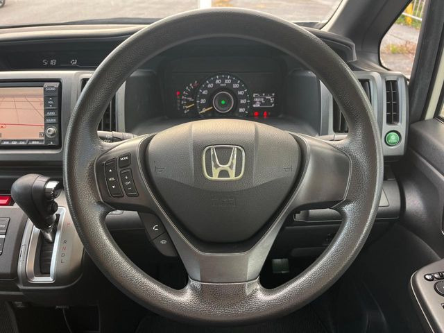 �C���e���A�ɍ��킹���f�U�C���̃X�e�A�����O�́A�^�]�������̂��Ƃ��l���A�^�]���₷���`��A�傫���ł��B�����x�A���ۂɐG���Ă��m���߂��������B