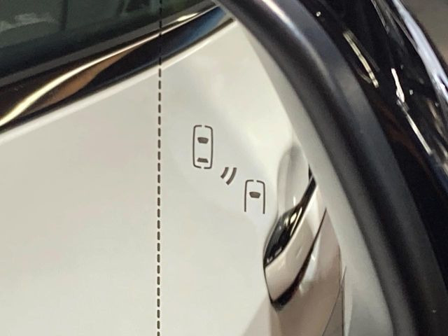 【ブラインドスポットモニター】走行中、ドアミラーの死角になりやすい箇所に後続車が接近するとサイドミラーのレンズに警告を表示!ドライバーに注意喚起をしてくれます。