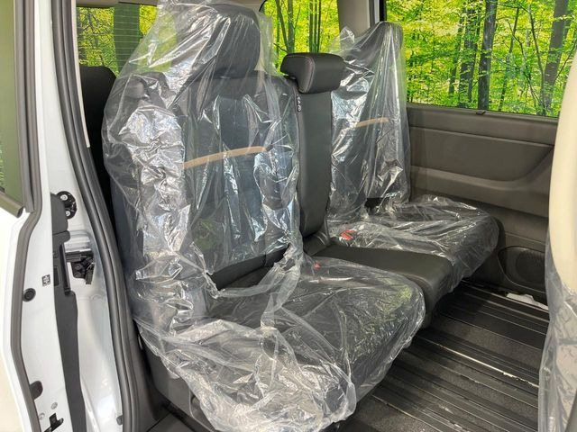 セカンドシートは中央部が可動式となっており、スライドすれば通路スペースが登場!前後の移動がとっても簡単です♪もちろん、8名乗車時も快適な座り心地のシートとなっています♪