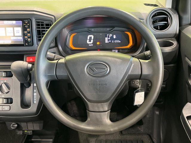 �C���e���A�ɍ��킹���f�U�C���̃X�e�A�����O�́A�^�]�������̂��Ƃ��l���A�^�]���₷���`��A�傫���ł��B�����x�A���ۂɐG���Ă��m���߂��������B