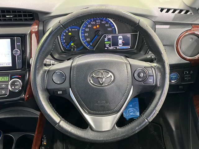 �C���e���A�ɍ��킹���f�U�C���̃X�e�A�����O�́A�^�]�������̂��Ƃ��l���A�^�]���₷���`��A�傫���ł��B�����x�A���ۂɐG���Ă��m���߂��������B