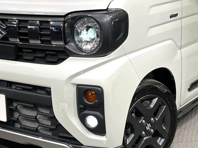 【LEDヘッドライト】悪天候や夜間走行時も良好な視界を確保し安心して運転できる高輝度LEDヘッドライトを装備!点灯速度が早く、消費電力も抑えられています。