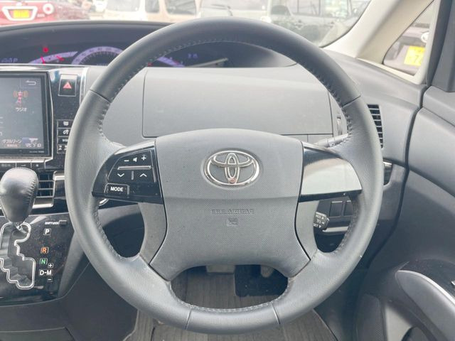 �C���e���A�ɍ��킹���f�U�C���̃X�e�A�����O�́A�^�]�������̂��Ƃ��l���A�^�]���₷���`��A�傫���ł��B�����x�A���ۂɐG���Ă��m���߂��������B