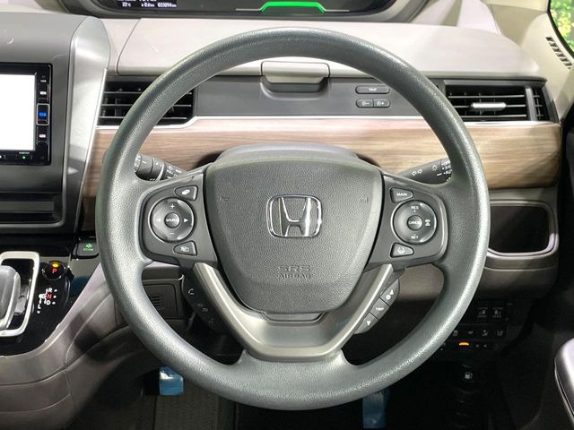 【ステアリングスイッチ】運転中、前方から目線をそらすことなく、オーディオ等の操作が可能な便利機能!安心&快適なドライブを演出してくれます♪
