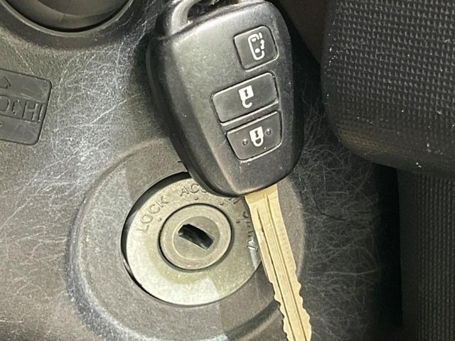 【キーレス】少し離れた場所からでもボタン一つでドアの開錠・施錠ができるのでとっても便利!ドアの鍵穴周りに傷をつけることもありません♪