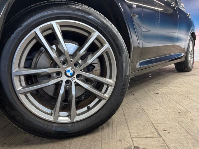 ●純正19インチアルミホイール:輸入車ならではの卓越した走りを支えるホイールと足回りです!日本車の走りに慣れている方にもぜひ体感して頂きたいほど、高いレベルでまとまっています!