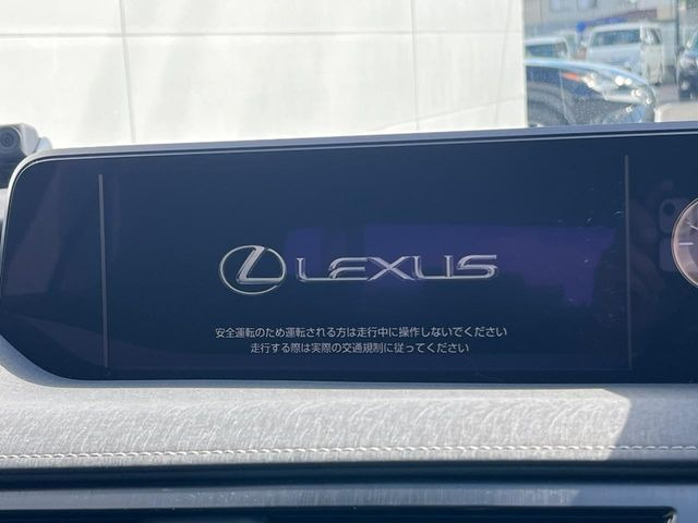 【10.3インチワイドナビ】高級感とインパクトのある大型ワイドナビを装備。各種オーディオ操作はもちろん、横長ワイド画面でのマップ2分割表示など、利便性も高いナビです♪