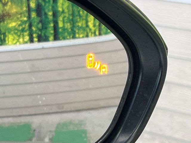 【ブラインドスポットモニター】走行中、ドアミラーの死角になりやすい箇所に後続車が接近するとサイドミラーのレンズに警告を表示!ドライバーに注意喚起をしてくれます。