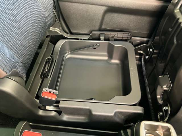 ☆シートアンダーボックス!小物を収納すれば車内スッキリ!助手席にスーパーの袋を置くと、ブレーキを踏んだ瞬間に倒れて散らばってしまう事ってありませんか?ここに買物袋を置けば、そんな心配も必要ありません