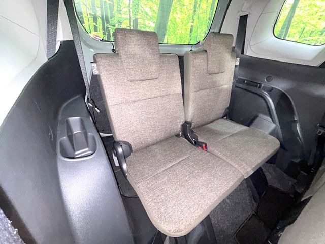 床下収納式のサードシートです。座席部分をコンパクトに収納でき、広大な荷室スペースとしてお使いいただけます!乗車人数や荷物の量など利用シーンに合わせて3列目を有効活用でき、とっても便利♪