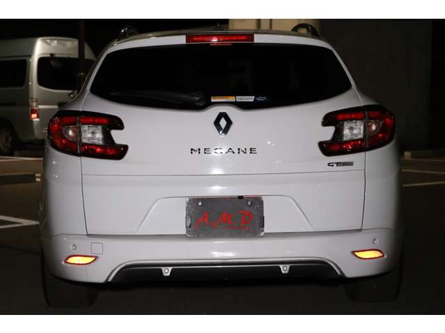 ���m�[ ���K�[�k�G�X�e�[�g GT�̌�����猩���X�^�C���ł��B�e�[���܂������m�F���������B