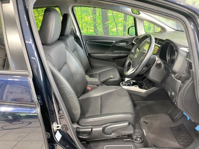 運転席まわりには十分なスペースがあり、大柄な方でもゆったり運転していただける環境です。