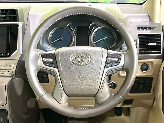 インテリアに合わせたデザインのステアリングは、運転される方のことも考え、運転しやすい形状、大きさです。是非一度、実際に触ってお確かめください。