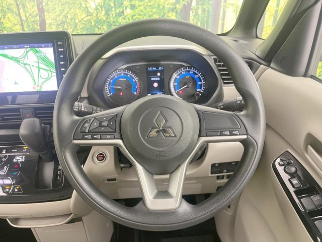 �C���e���A�ɍ��킹���f�U�C���̃X�e�A�����O�́A�^�]�������̂��Ƃ��l���A�^�]���₷���`��A�傫���ł��B�����x�A���ۂɐG���Ă��m���߂��������B