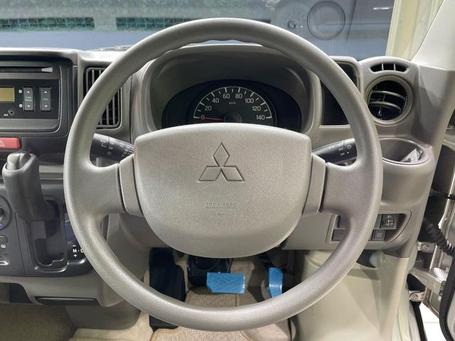 �C���e���A�ɍ��킹���f�U�C���̃X�e�A�����O�́A�^�]�������̂��Ƃ��l���A�^�]���₷���`��A�傫���ł��B�����x�A���ۂɐG���Ă��m���߂��������B