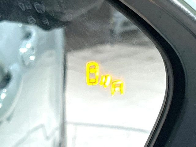 【ブラインドスポットモニター】走行中、ドアミラーの死角になりやすい箇所に後続車が接近するとサイドミラーのレンズに警告を表示!ドライバーに注意喚起をしてくれます。